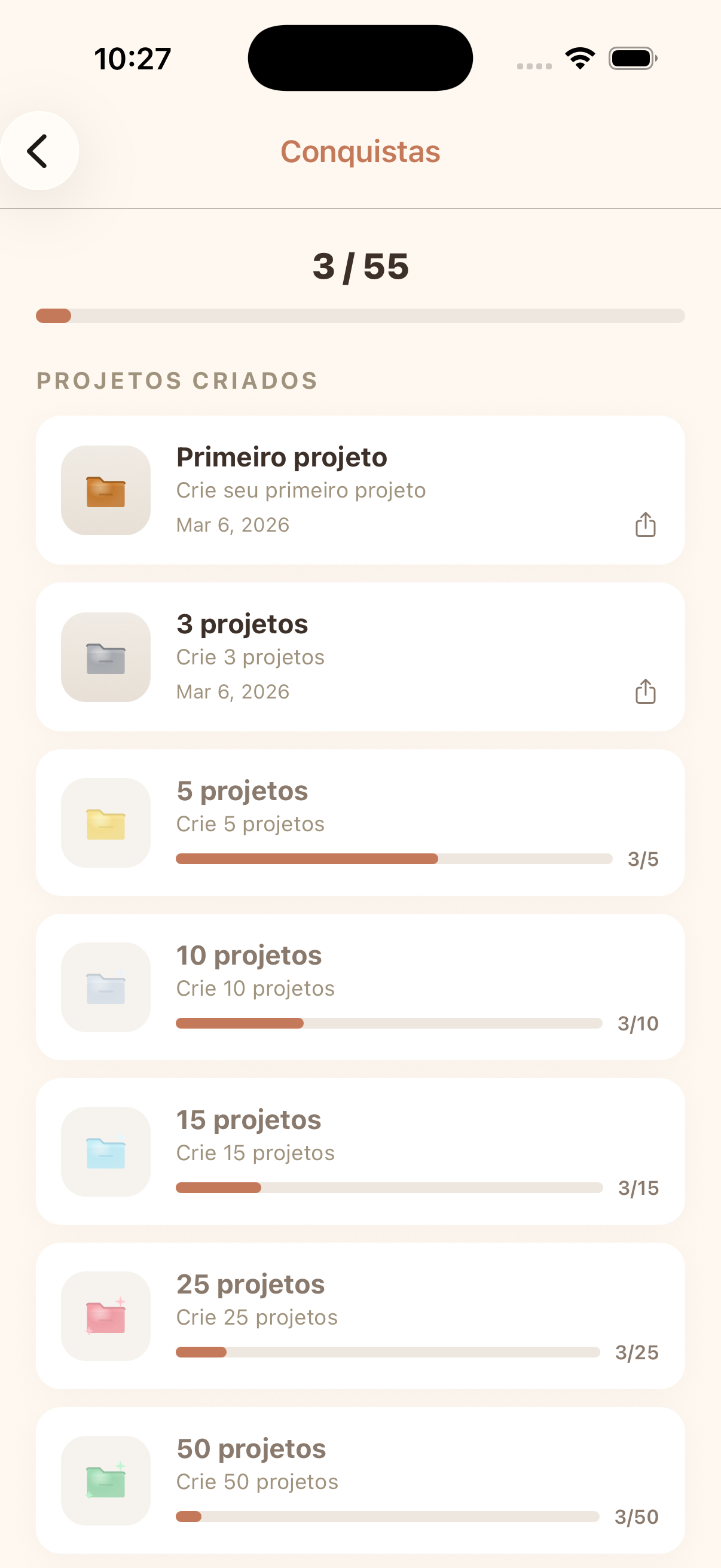App cromu de rastreador de crochê mostrando emblemas de conquistas, mapa de atividades e estatísticas de artesanato